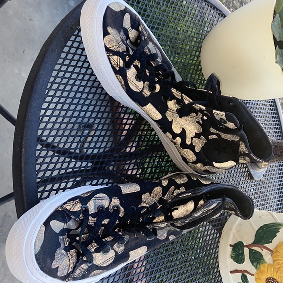 USED CONVERSE HIGH TOP 🔝 TENNIS SHOES 👟 BLACK AND TWO TONE GRAY - Picture 2 of 3